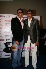 Amitabh Bachchan, Abhishek Bachchan watch Paa with Kids in Fame Adlabs, Mumbai on 7th Dec 2009 (27).JPG